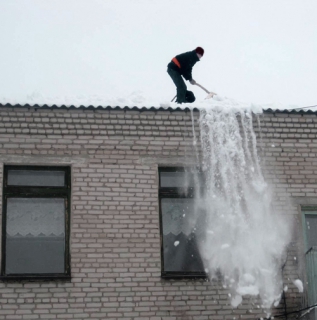 Очищение снега с крыши сарая стало смертельным для мужчины из Виноградовского района